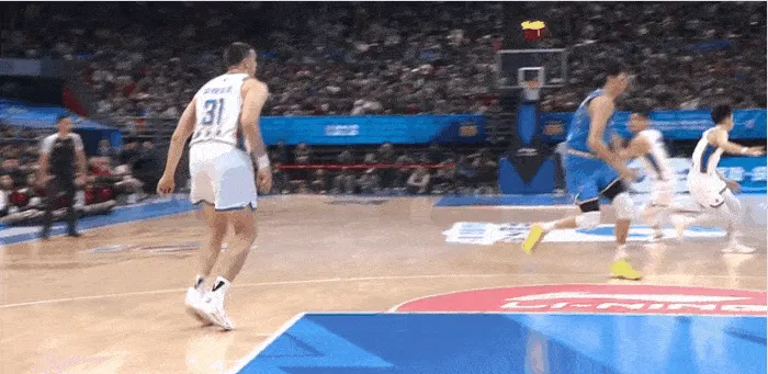 周琦制霸禁区张开长臂，上演单臂暴扣势大力沉